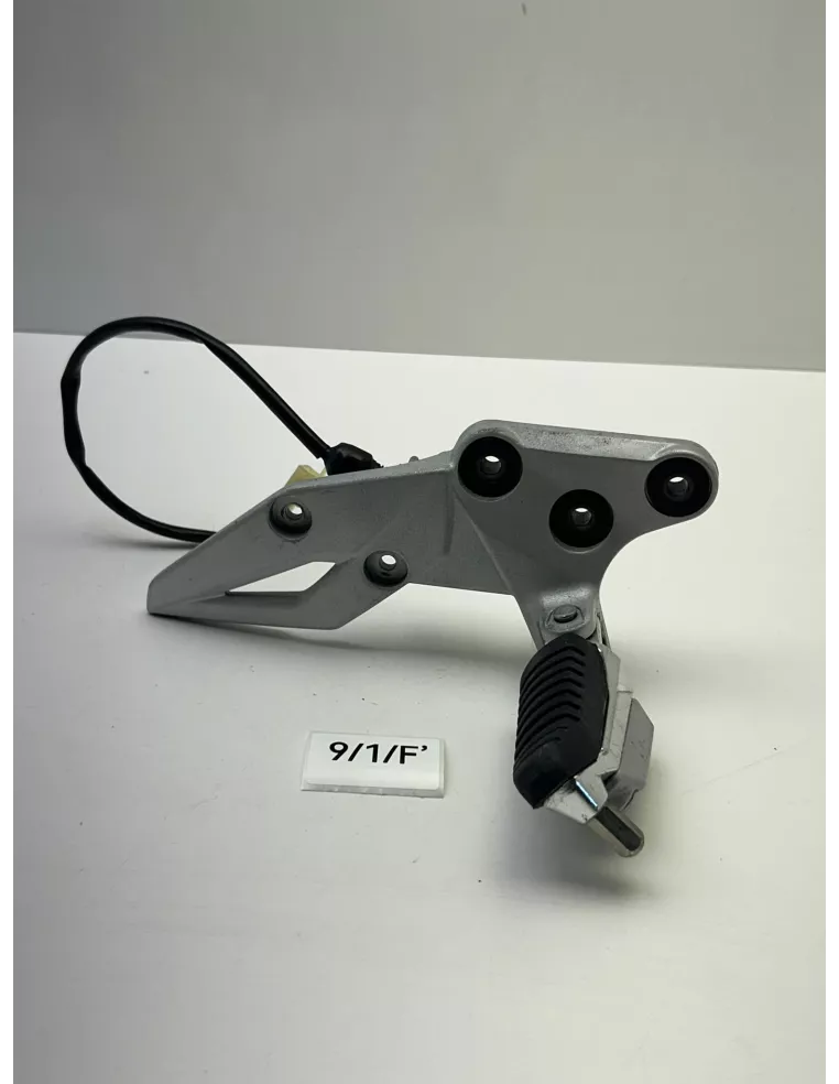 Platine de repose pieds avant droite origine SUZUKI GSR 750 2011 - 2016 – 43510-08J00-000