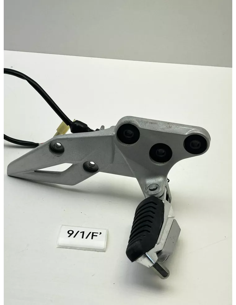 Platine de repose pieds avant droite origine SUZUKI GSR 750 2011 - 2016 – 43510-08J00-000