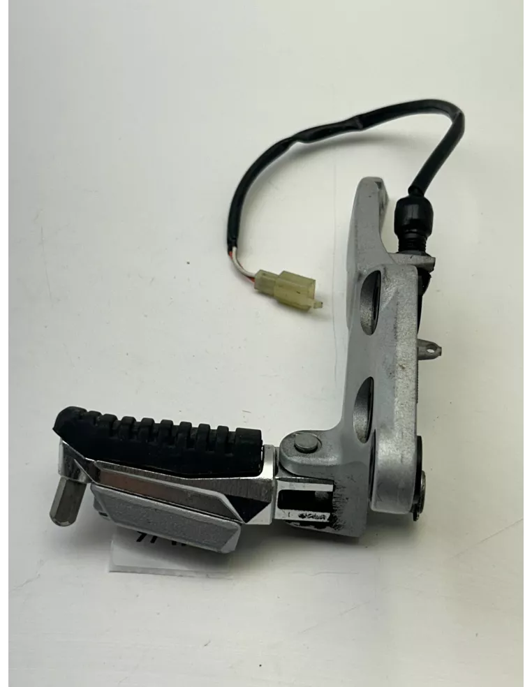 Platine de repose pieds avant droite origine SUZUKI GSR 750 2011 - 2016 – 43510-08J00-000